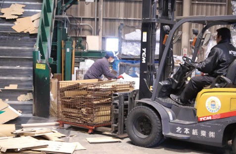 回収した古紙の分別