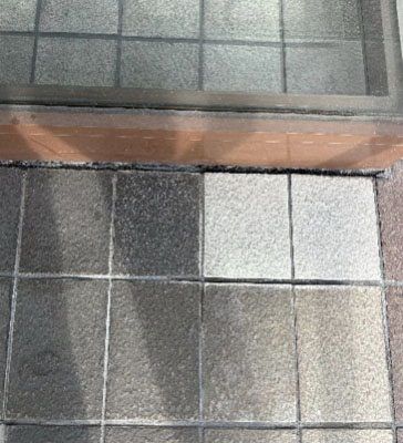 水垢や油で汚れたエントランスタイル