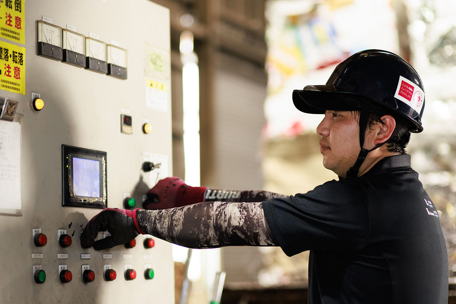 機械を操作する構内作業オペレーター